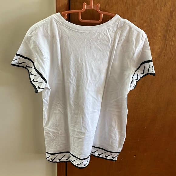 Nike White Logo T-shirt. - Picture 3 of 3